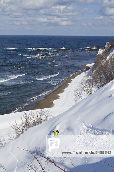 Japan  Hokkaido  Mann beim Telemark-Skifahren