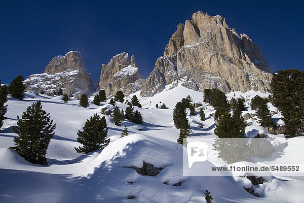 Italien  Dolomiten  Langkofel  Blick auf Fels und Schnee im Winter