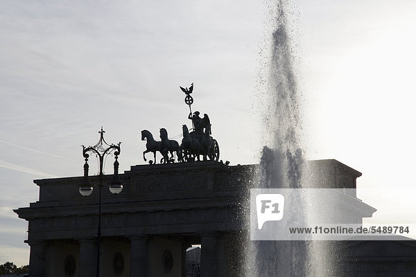 Deutschland  Berlin  Blick auf das Brandenburger Tor mit Brunnen