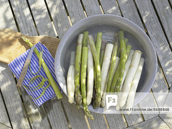 Green asparagus with knife and napkin