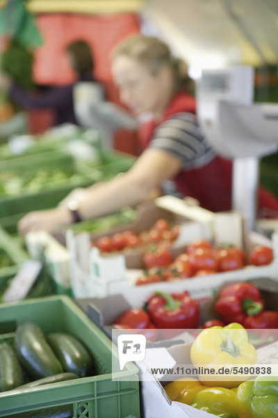 Deutschland  Oberbayern  Wolfratshausen  Frau  die Gemüse vom Markt kauft