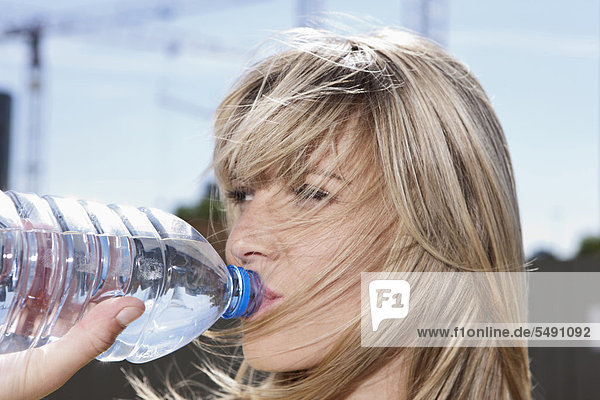 Junge Frau trinkt Wasser  Nahaufnahme