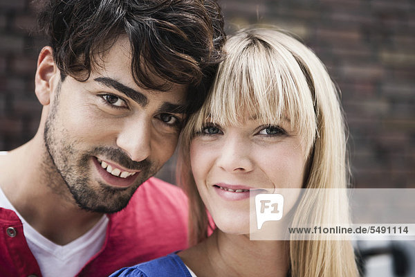 Deutschland  Köln  Junges Paar lächelnd  Portrait