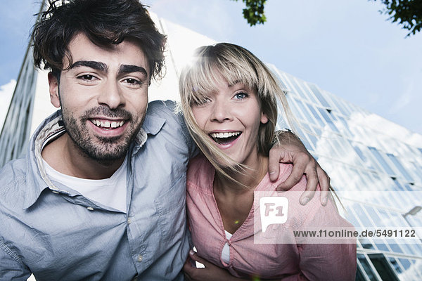 Deutschland  Köln  Junges Paar  lächelnd  Portrait
