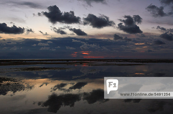 Indonesien  Lombock  Gili-Trawangan  Blick auf den Strand in der Abenddämmerung