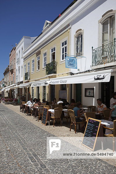 Straße mit restaurants  Lagos  Algarve  Portugal  Europa