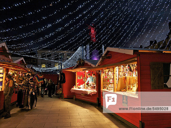 Weihnachtsmarkt in Clermont-Ferrand  Auvergne  Frankreich  Europa