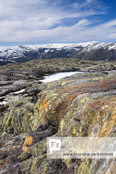 Berge und der Lappbreen-Gletscher  Blick vom Berg Røvassvatnan  der See Røvassvatnan  Saltfjellet-Svartisen-Nationalpark  Provinz Nordland  Norwegen  Skandinavien  Europa