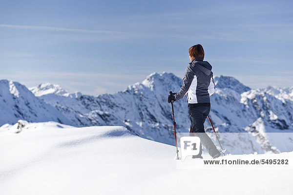 Wanderin auf der Röthenspitz oberhalb vom Penser Joch  hinten das Gebirge um Sterzing  Sarntal  Südtirol  Italien  Europa