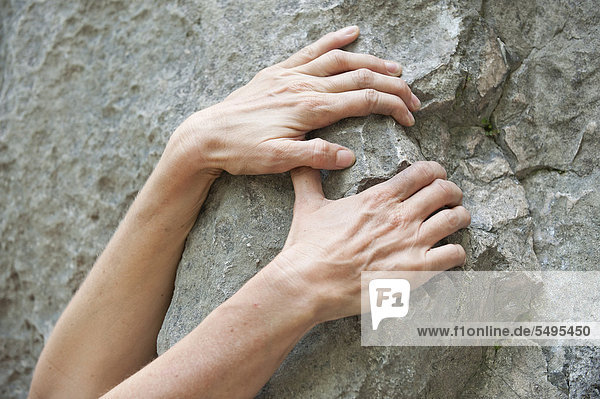 Hände eines Kletterers am Felsen  Klettern  Arco  Italien  Europa