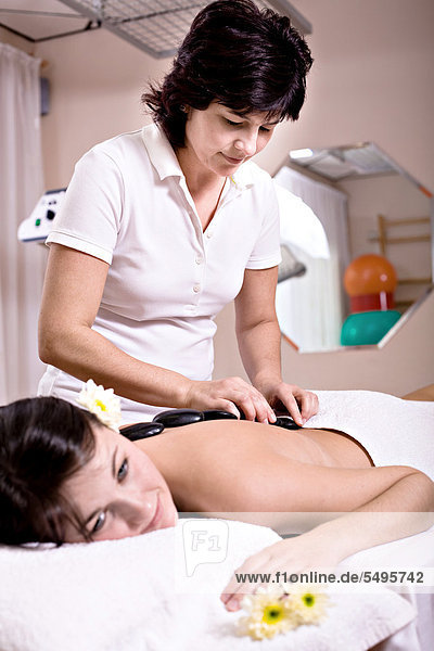 Patientin einer physiotherapeutischen Praxis bei Hot Stone Massage