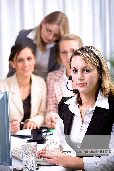 Junge Frau mit einem Headset  Telefonistin im Büro