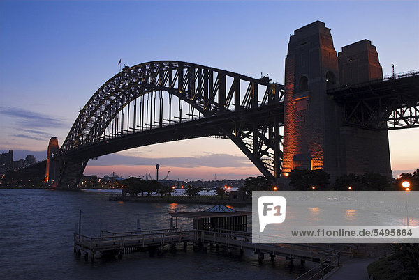 Sydney Harbour Bridge bei Sonnenuntergang  Sydney  New South Wales  Australien
