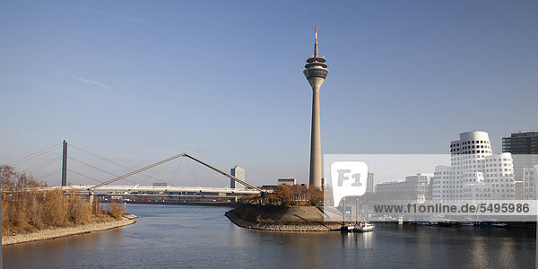 Medienhafen mit Rheinturm  Fußgängerbrücke und Gehry-Bauten  Neuer Zollhof  Landeshauptstadt Düsseldorf  Rheinland  Nordrhein-Westfalen  Deutschland  Europa  ÖffentlicherGrund
