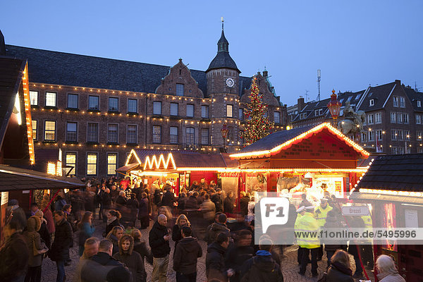 Christmas market at the Old Town Hall  historic town centre  Duesseldorf  Rhineland  North Rhine-Westphalia  Germany  Europe  PublicGround