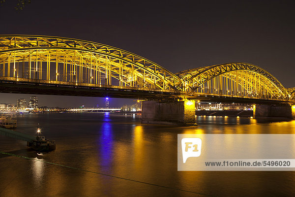 Beleuchtete Hohenzollernbrücke über dem Rhein  Köln  Rheinland  Nordrhein-Westfalen  Deutschland  Europa  ÖffentlicherGrund