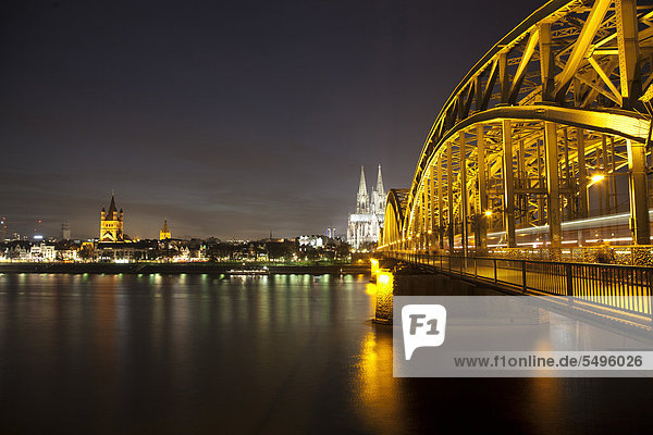 Beleuchtete Hohenzollernbrücke über dem Rhein  Rheinufer  Kölner Dom  Kirche Groß St. Martin  Köln  Rheinland  Nordrhein-Westfalen  Deutschland  Europa  ÖffentlicherGrund