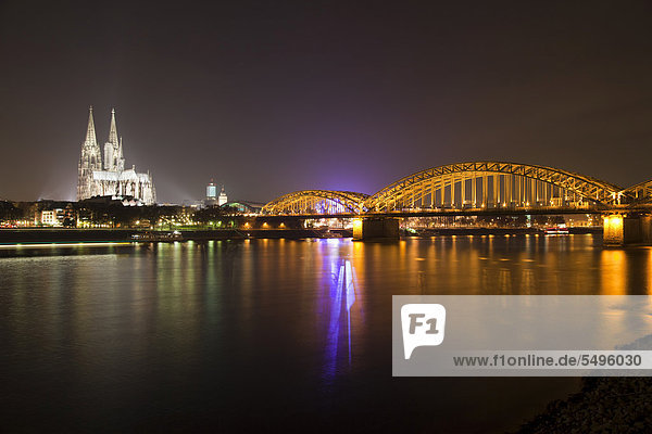 Beleuchtete Hohenzollernbrücke mit Dom  Rhein  Köln  Rheinland  Nordrhein-Westfalen  Deutschland  Europa  ÖffentlicherGrund