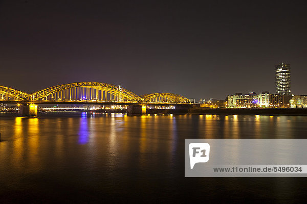 Beleuchtete Hohenzollernbrücke über dem Rhein  Köln  Rheinland  Nordrhein-Westfalen  Deutschland  Europa  ÖffentlicherGrund
