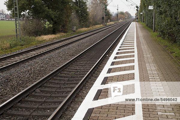 Bahnsteigmarkierung  Sicherheitsabstand für durchfahrende Züge  Bahnsteig  Kamen-Methler  Ruhrgebiet  Nordrhein-Westfalen  Deutschland  Europa