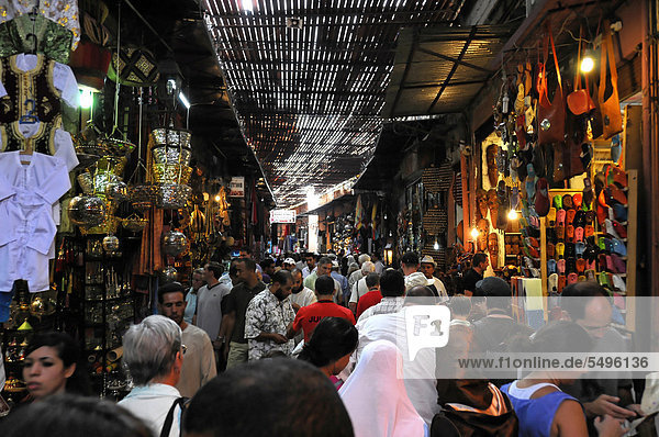 Enge Gassen  Gedränge  Marktszene im Souk  Bazar von Souk  Medina  Marrakesch  Marokko  Afrika
