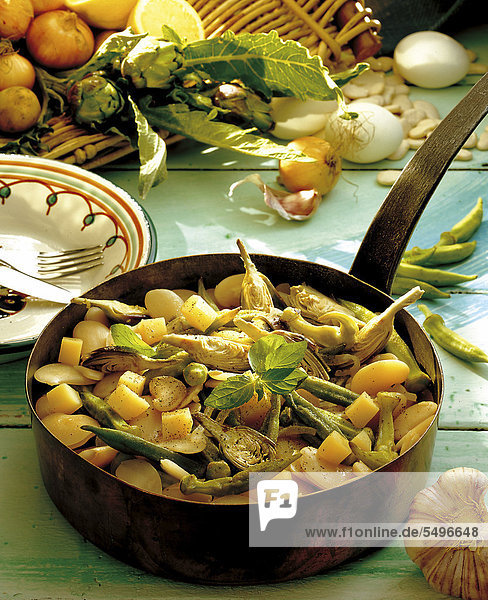 Bohnensuppe mit Okra und jungen Artischocken  vegetarischer Eintopf  Griechenland  Rezept gegen Gebühr erhältlich