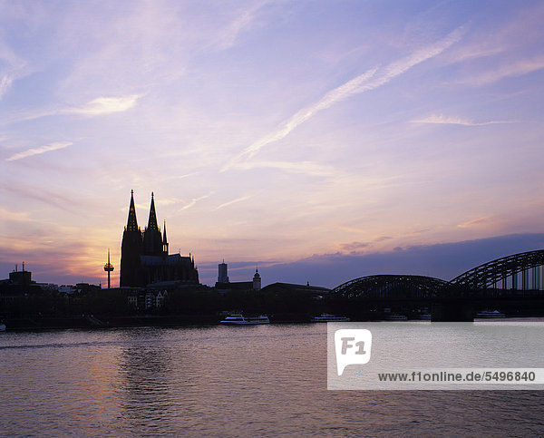 Kölner Dom  Silhouette mit Deutzer Brücke im Abendlicht  Köln  Nordrhein-Westfalen  Deutschland  Europa