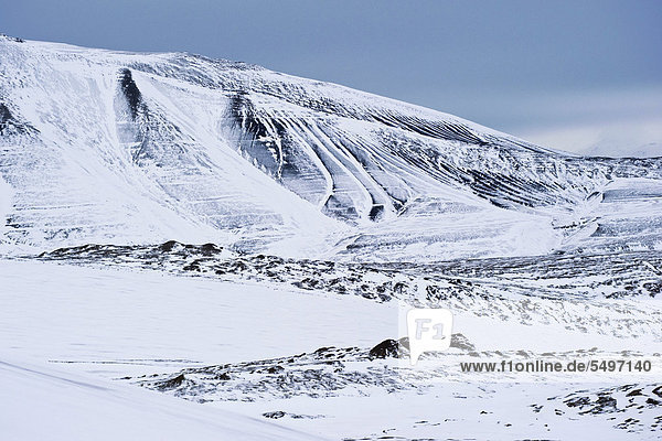 Detail einer schneebedeckten Berglandschaft auf Spitzbergen  Svalbard  Norwegen  Europa
