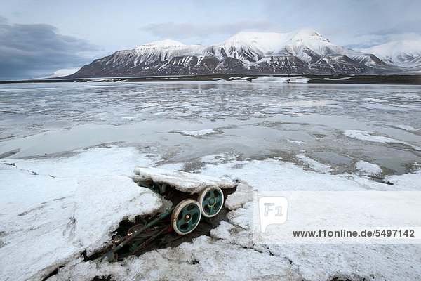 Ein weggeworfener Kinderwagen liegt als Müll an der Küste des Adventfjorden  Longyearbyen  Spitzbergen  Svalbard  Norwegen  Europa