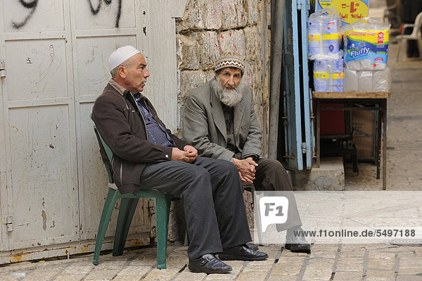 Palästinenser unterhalten sich an einer Ecke in einer Basargasse an der Via Dolorosa  Arabisches Viertel  Altstadt  Jerusalem  Israel  Vorderasien