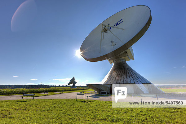 Satellitenschüssel  Erdfunkstelle Raisting  Bodenstation  Satellitenkommunikation  Oberbayern  Deutschland  Europa