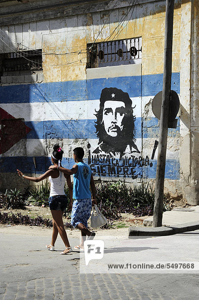Couple in front of a mural painting of Che Guevara  city centre of Havana  Centro Habana  Cuba  Greater Antilles  Caribbean  Central America  America