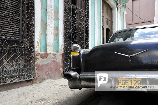 Schwarzer 50er Oldtimer  Rückseite  Heck mit Nummernschild  Zentrum von Havanna  Centro Habana  Kuba  Große Antillen  Karibik  Mittelamerika  Amerika