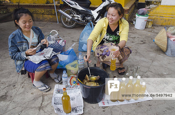 Zwei Frauen füllen Met  Honigwein in Flaschen  Vientiane  Laos  Indochina  Asien