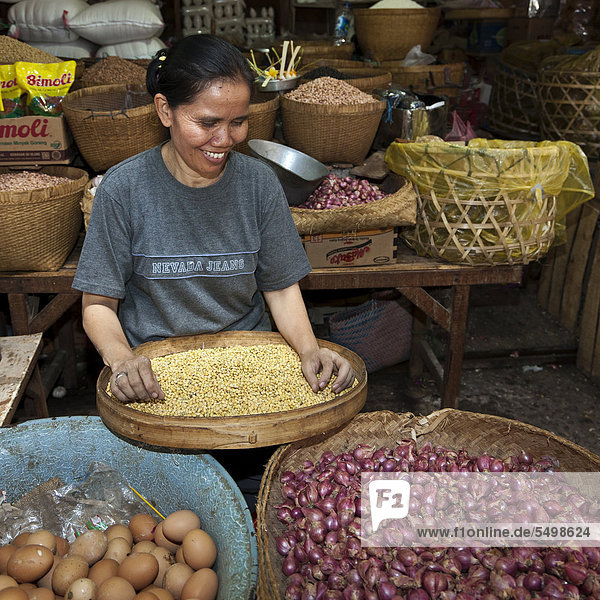 Verkäuferin auf dem Markt in den Markthallen  Singaraja  Nordbali  Bali  Indonesien  Südostasien  Asien