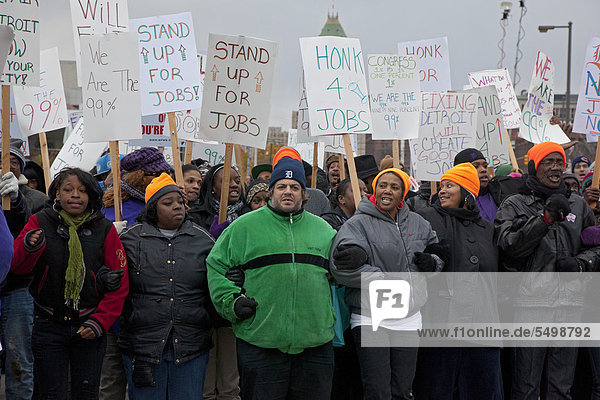 Mitglieder der Occupy-Bewegung unterstützt durch Gewerkschaftsmitglieder der Service Employees International Union und der United Auto Workers blockieren eine einsturzgefährdete Brücke um die Annahme von Präsident Obamas American Job Act zu fordern Detroit Michigan USA