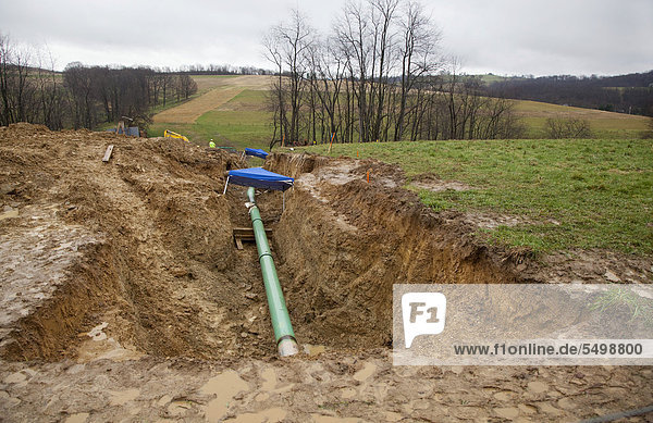 Eine Erdgas-Pipeline wird auf einem Acker im Südwesten von Pennsylvania verlegt  dort wird häufig Hydraulic Fracturing benutzt  um den Abbau von Erdgas zu erhöhen  Fracking ist umstritten  weil es Umweltprobleme erzeugt  Washington  Pennsylvania  USA