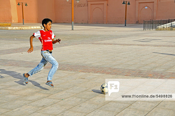 Junge spielt Fußball  Marrakesch  Marokko  Afrika  ÖffentlicherGrund