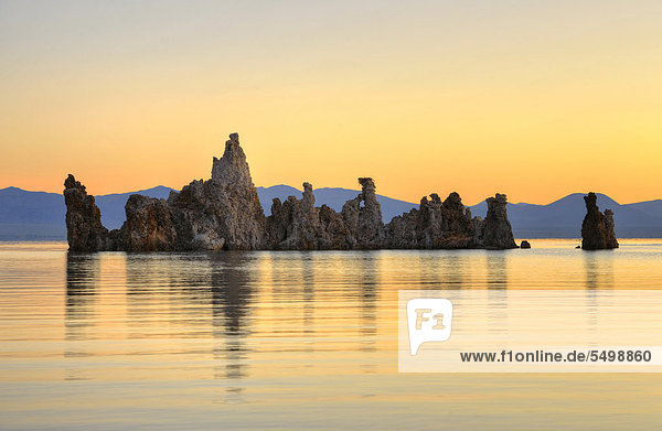Parachute Tufa Morgendämmerung Sonnenaufgang Tufa Rocks Kalktuff Tuff Gesteinsformationen South Tufa Area Natronsee Mono Lake Mono Basin and Range Region Sierra Nevada Kalifornien Vereinigte Staaten von Amerika USA