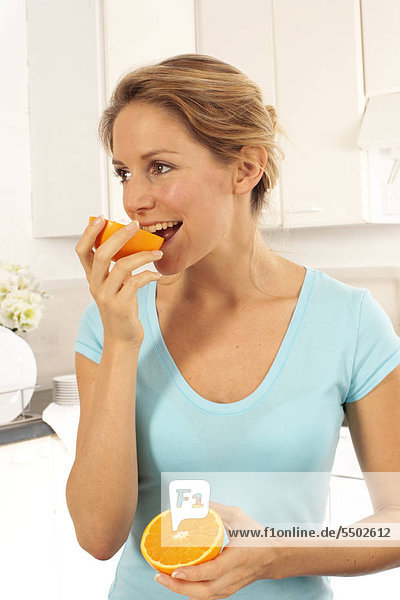 Mädchen essen Orange