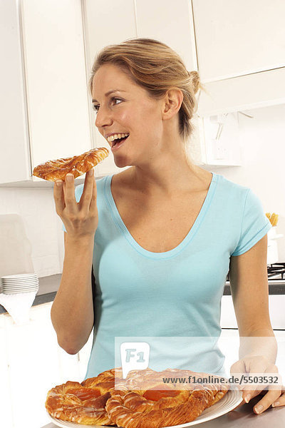 Mädchen essen Plundergebäck