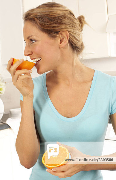 Mädchen essen Orange