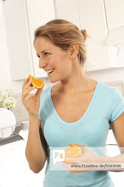 Mädchen essen Orange