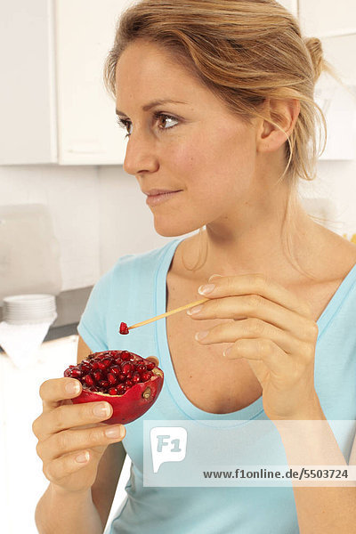 Mädchen essen Granatapfel