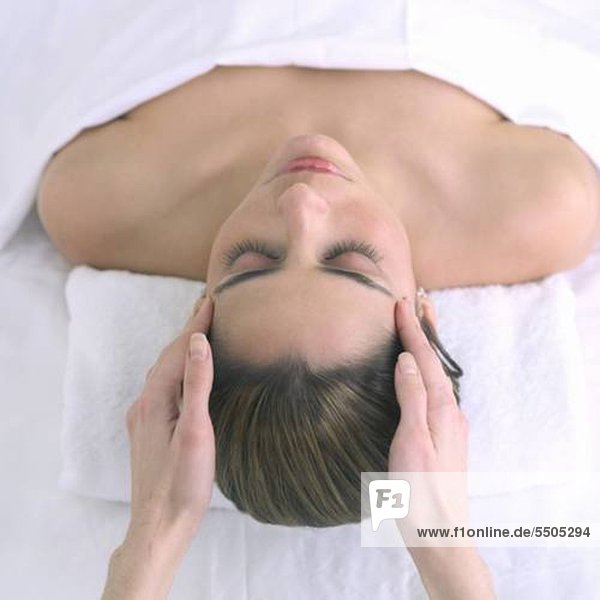 Woman receiving eine Kopfmassage