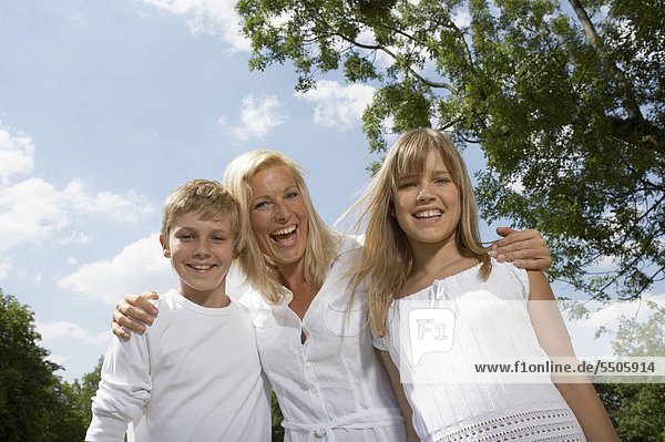Mutter und zwei Kinder in fröhlicher Stimmung