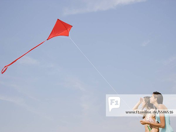 Junge Frauen Kite fliegen