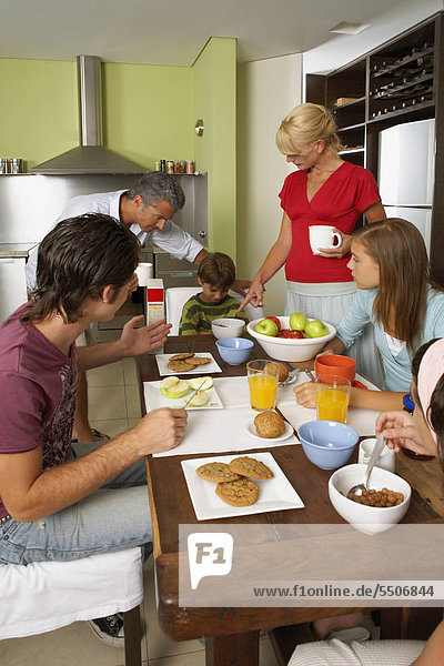 Familie beim Frühstück