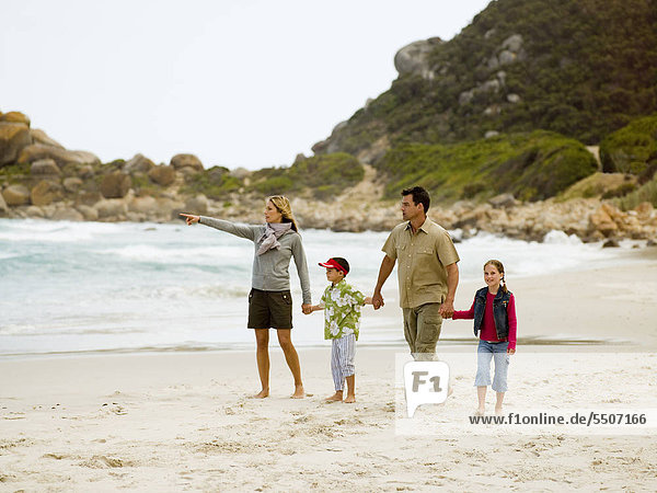 Eltern mit Kindern am Strand