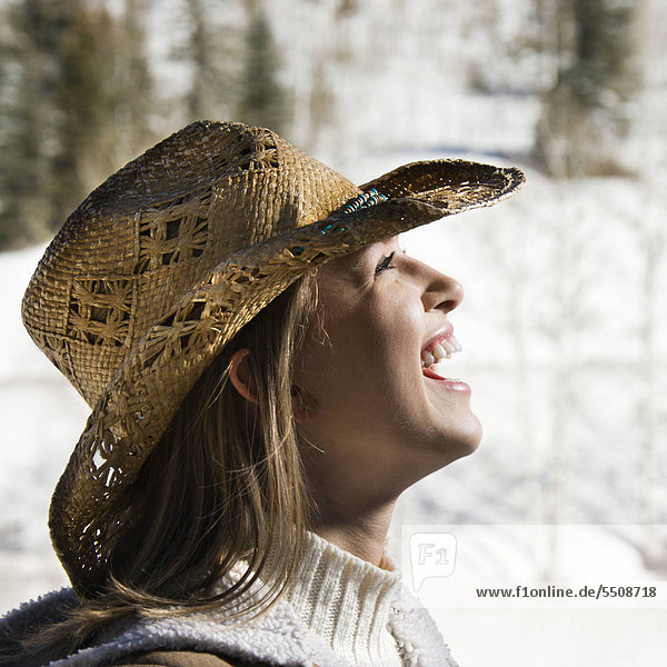 Junge Caucasian Frau lachen tragen Cowboy-Hut im freien im Winter.